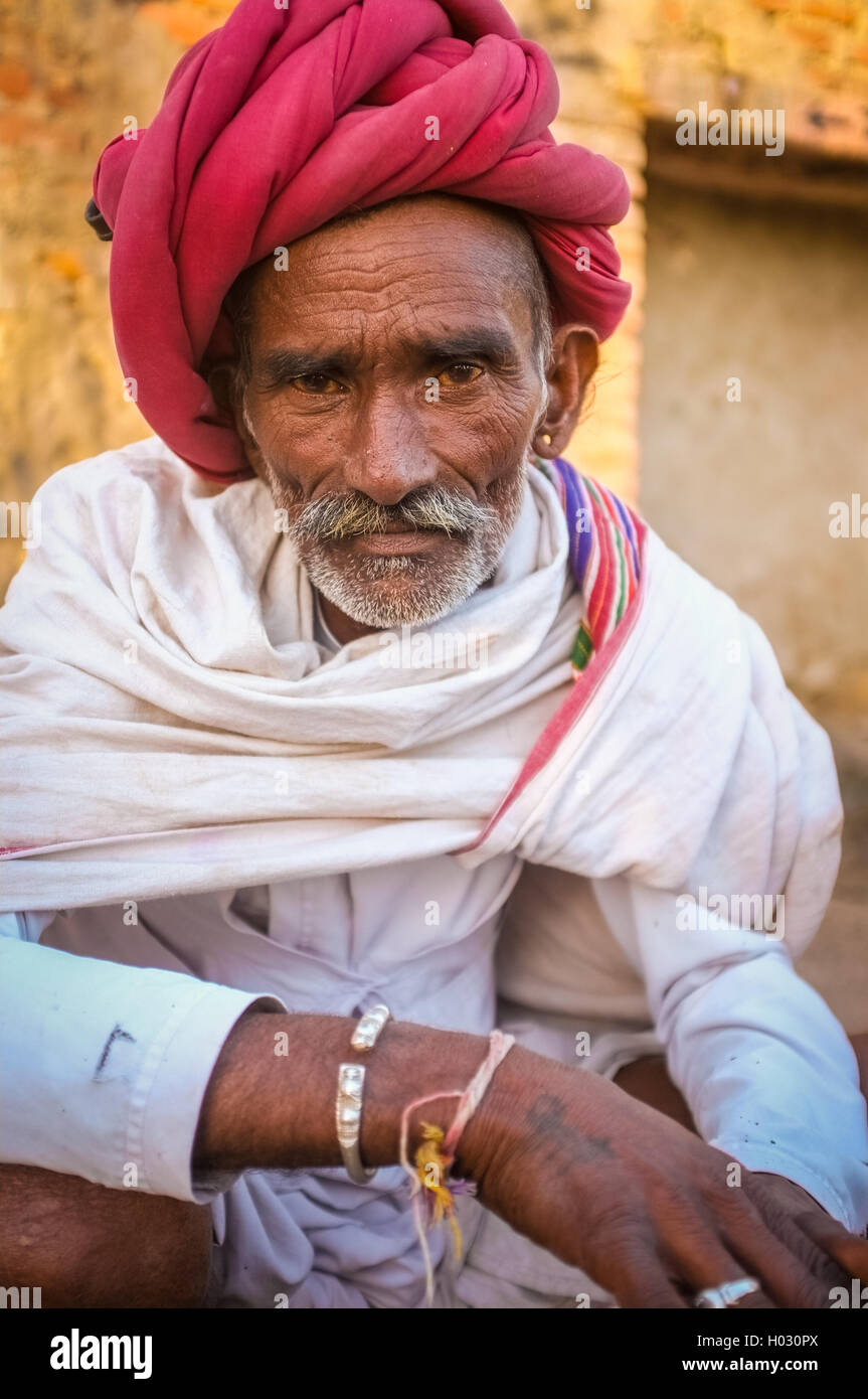 Région GODWAR, INDE - 14 février 2015 : personnes âgées Rabari tribesman avec turban rouge et une couverture autour des épaules. Rabari ou re Banque D'Images