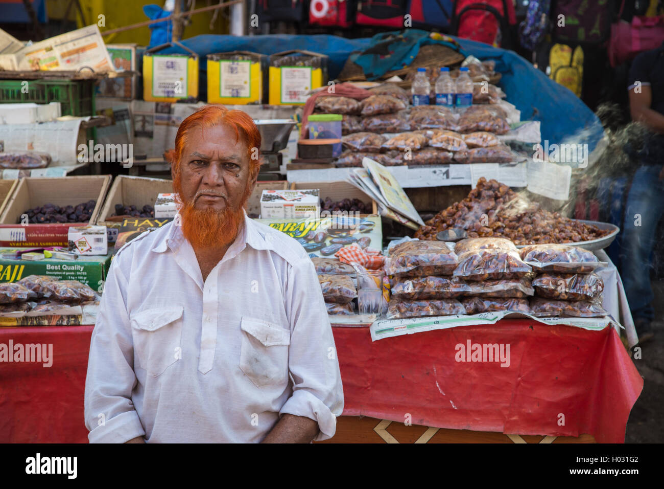 MUMBAI, INDE - 11 janvier 2015 : vendeur de rue avec barbe orange hennaed s'assoit à côté de street, wc séparés. Il y a des hommes musulmans dye Banque D'Images