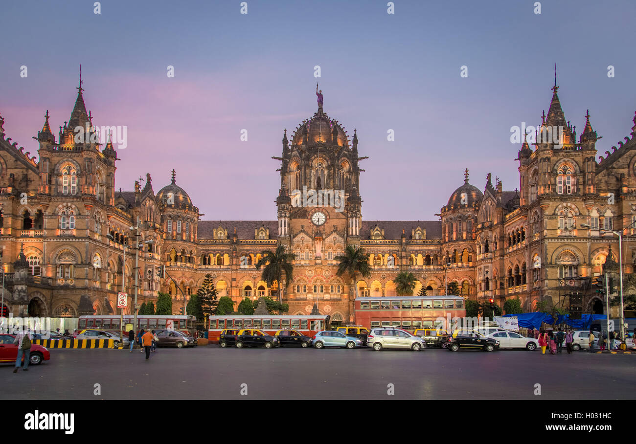 MUMBAI, INDE - 17 janvier 2015 : La gare Chhatrapati Shivaji Terminus au coucher du soleil. Il sert de siège de la Central Railways. Banque D'Images