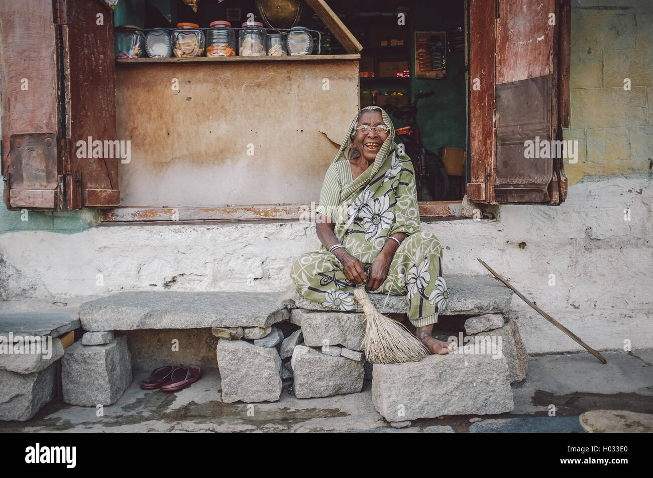 KAMALAPURAM, INDE - 02 février 2015 : vendeur d'indiennes se trouve en dehors de l'atelier, dans une ville proche de Hampi. Post-traités avec g Banque D'Images