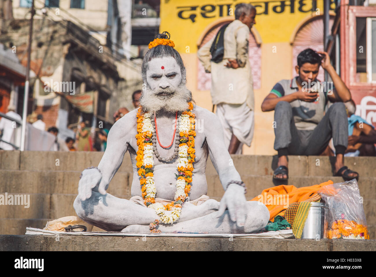 VARANASI, INDE - 23 février 2015 : Sadhu est un ascète religieux ou Sainte personne. Post-traités avec grain, texture et couleur e Banque D'Images