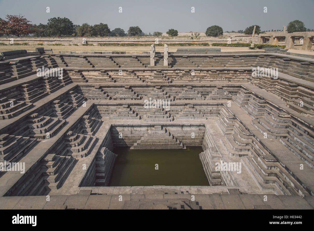 HAMPI, INDE - 30 janvier 2015 : Ruines de Hampi sont un site du patrimoine mondial de l'UNESCO. Réservoir à épaulement. Post-traités avec grain, textur Banque D'Images