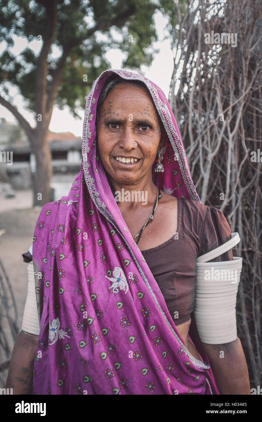 Région GODWAR, INDE - 12 février 2015 : Tribeswoman décoré avec des tatouages sur le visage, les bijoux et bracelet de bras supérieur Banque D'Images