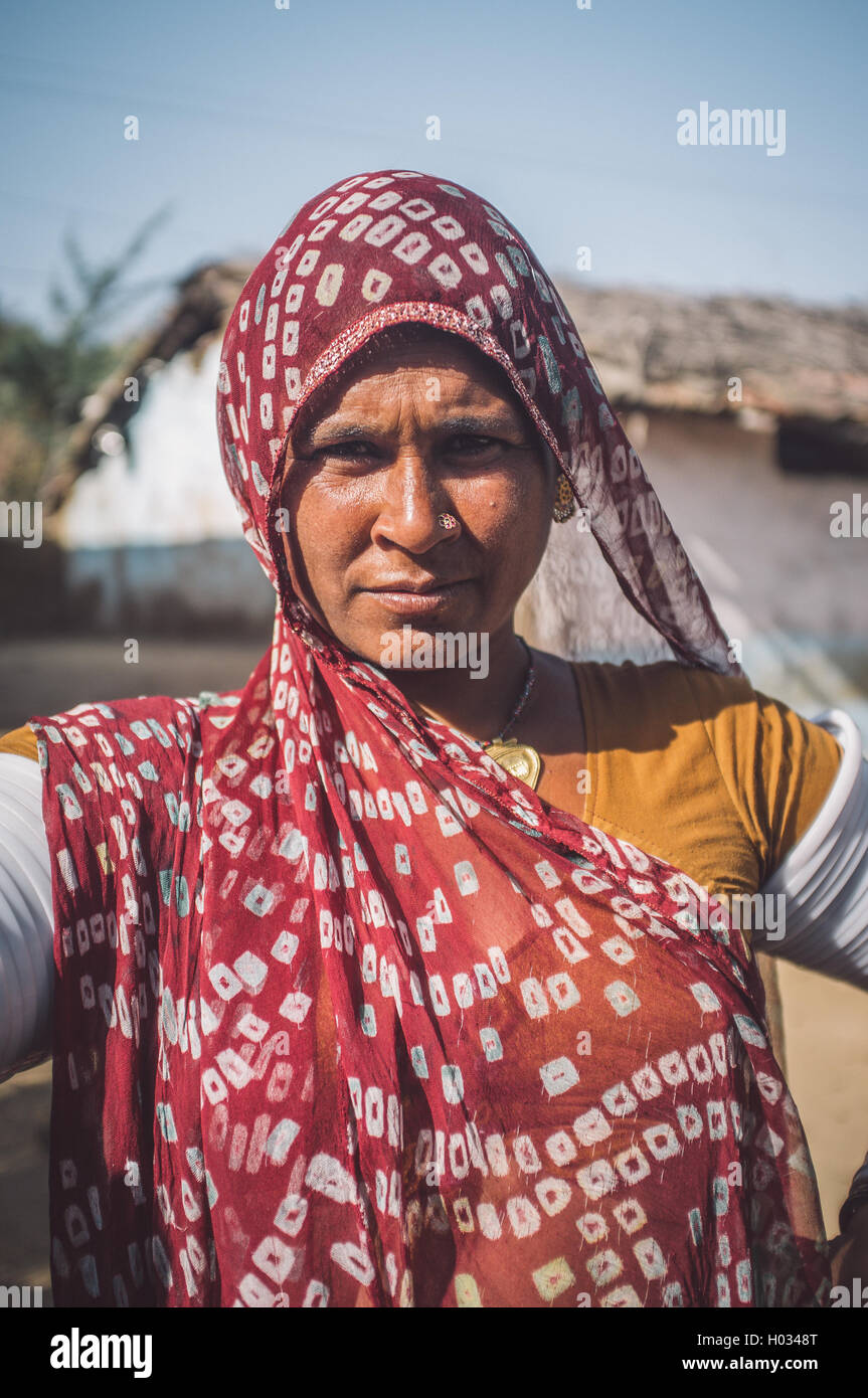 Région GODWAR, INDE - 13 février 2015 : Rabari tribeswoman en sari traditionnel décoré avec des bracelets de bras. Post-processus Banque D'Images