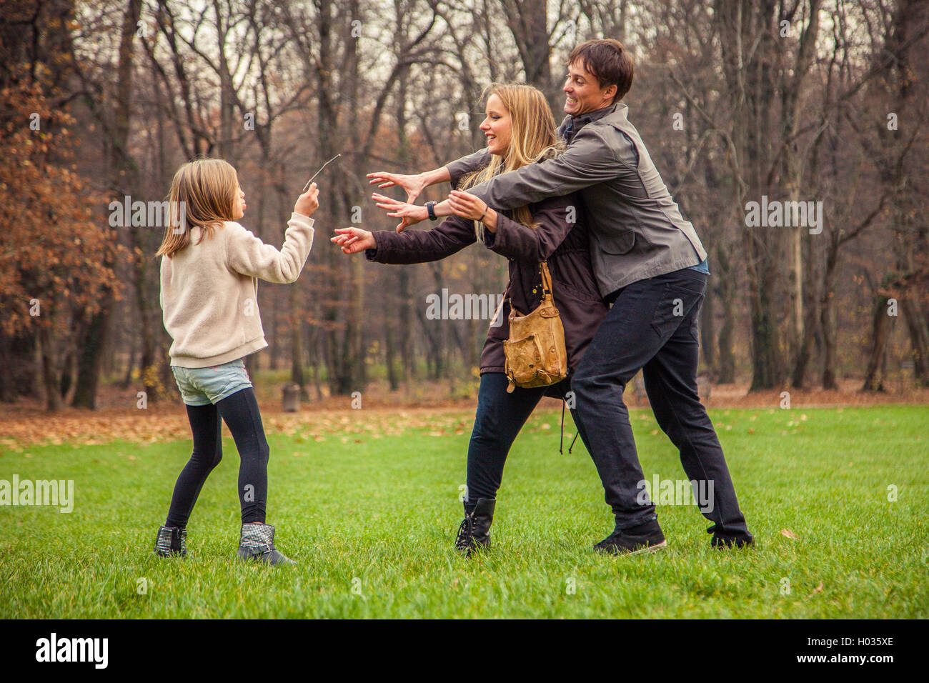 ZAGREB, CROATIE - 15 NOVEMBRE 2015 : Famille de trois jouer autour de parc. Banque D'Images