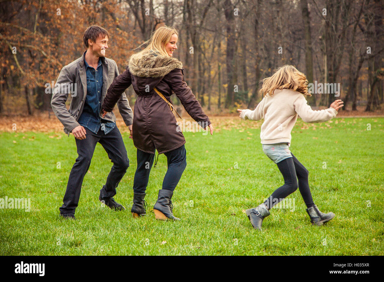 ZAGREB, CROATIE - 15 NOVEMBRE 2015 : Famille de trois jouer autour de parc. Banque D'Images