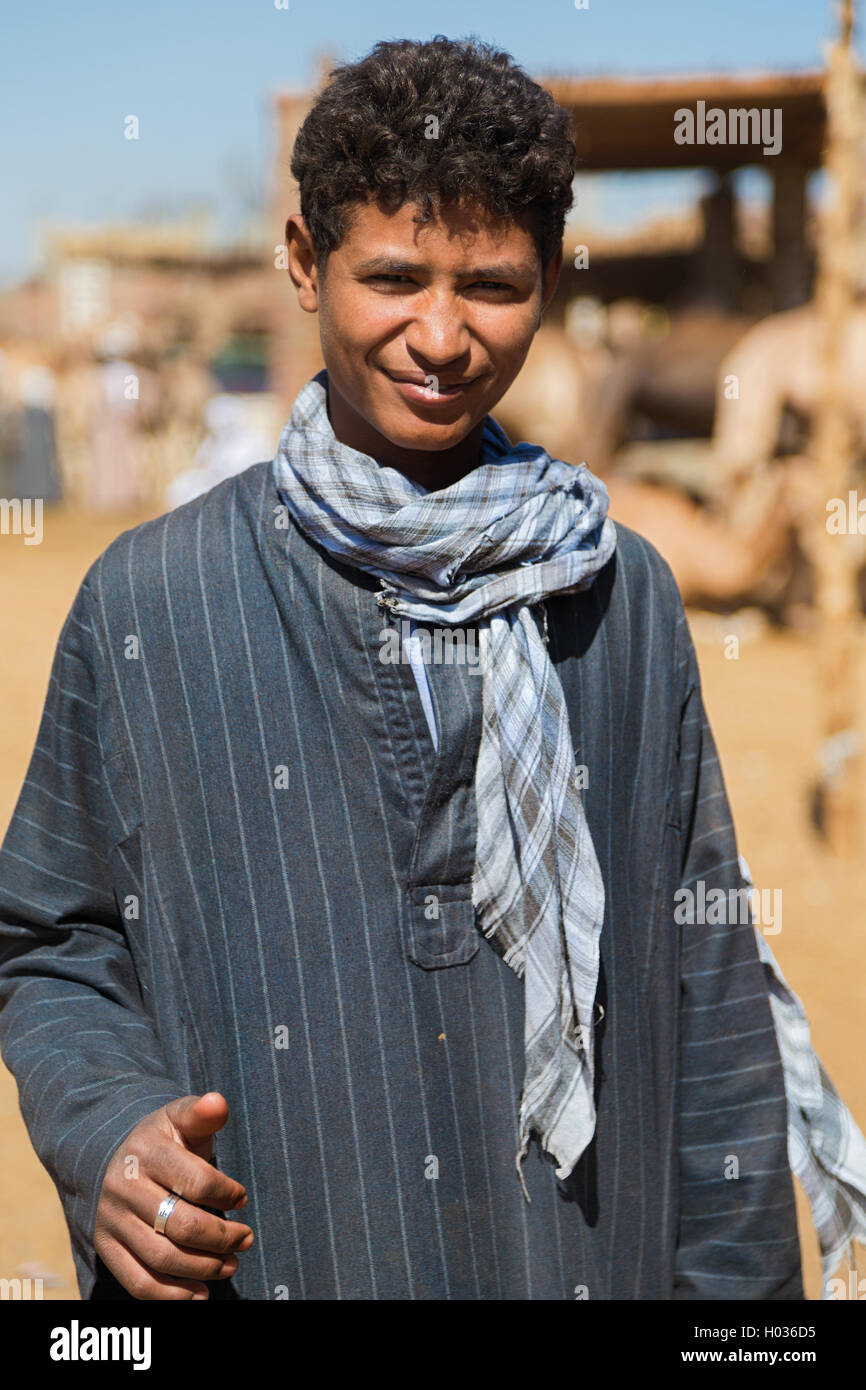 DARAW, EGYPTE - 6 février, 2016 : Portrait de garçon au marché aux chameaux. Banque D'Images
