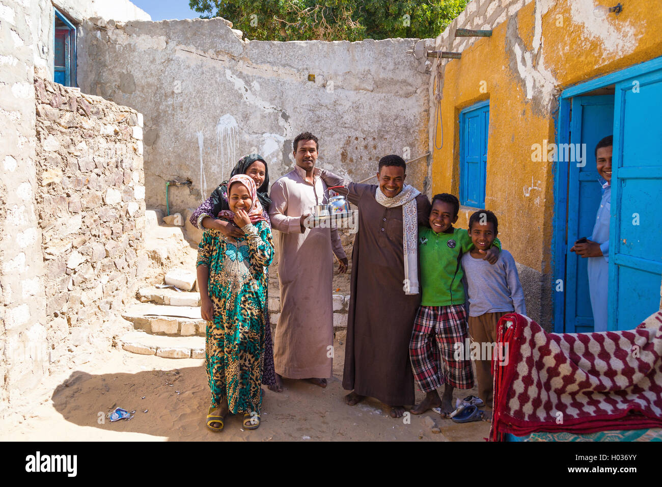 Assouan, Egypte - 7 février, 2016 : famille locale posant devant la maison en Village nubien sur le Nil. Banque D'Images