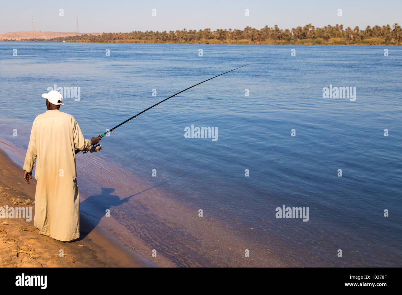 Homme de la région de pêche sur la rive du Nil. Banque D'Images