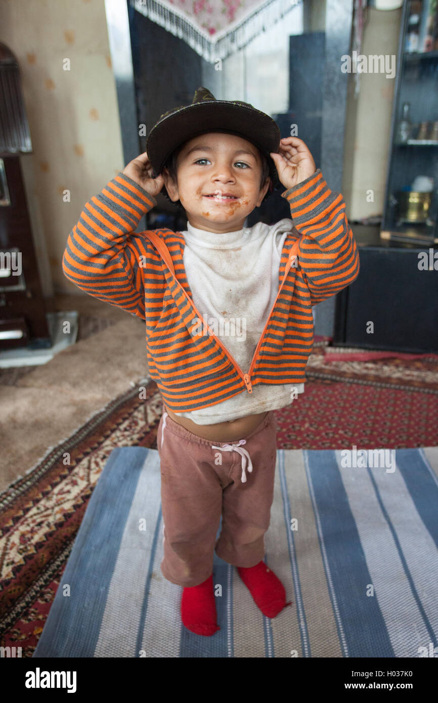 ZAGREB, CROATIE - 21 octobre 2013 : little boy Roms avec sale face holding hat. Banque D'Images