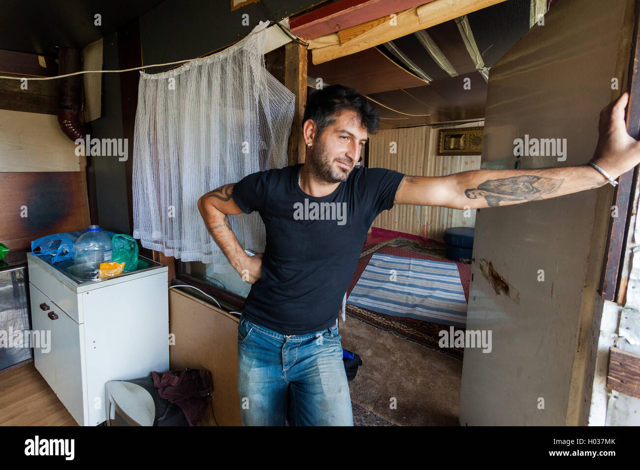ZAGREB, CROATIE - 21 octobre 2013 : Roma homme debout dans sa maison. Banque D'Images