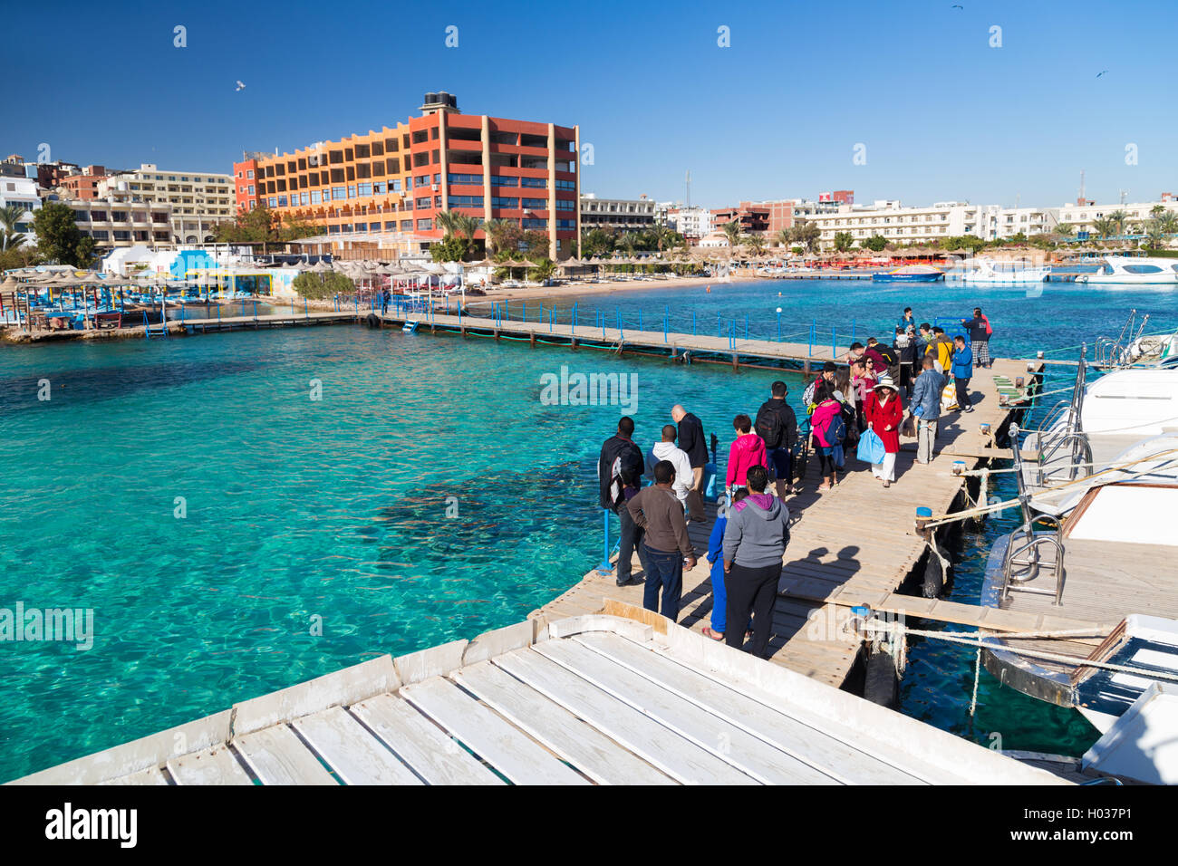 PARADISE ISLAND, EGYPTE - 12 février : les touristes attendent en ligne pour bateau de plongée pour faire de la plongée avec tuba sur Paradise Island. Banque D'Images