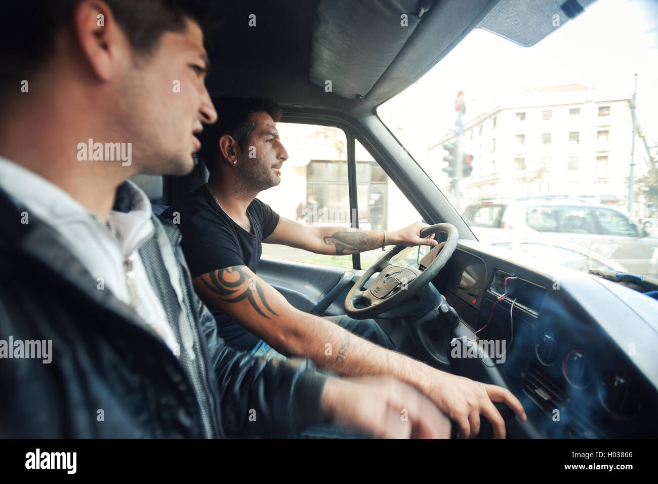 ZAGREB, CROATIE - le 17 octobre 2013 : les jeunes Roms homme conduisant un van à la recherche d'ordures de la rue. Banque D'Images