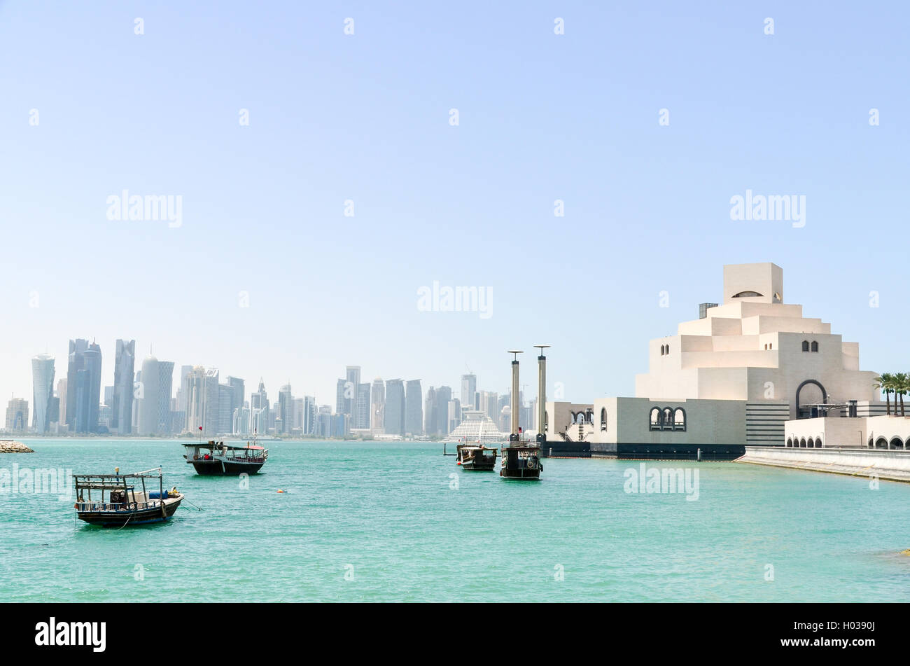 La baie de Doha au Qatar, avec le musée d'Art Islamique Banque D'Images