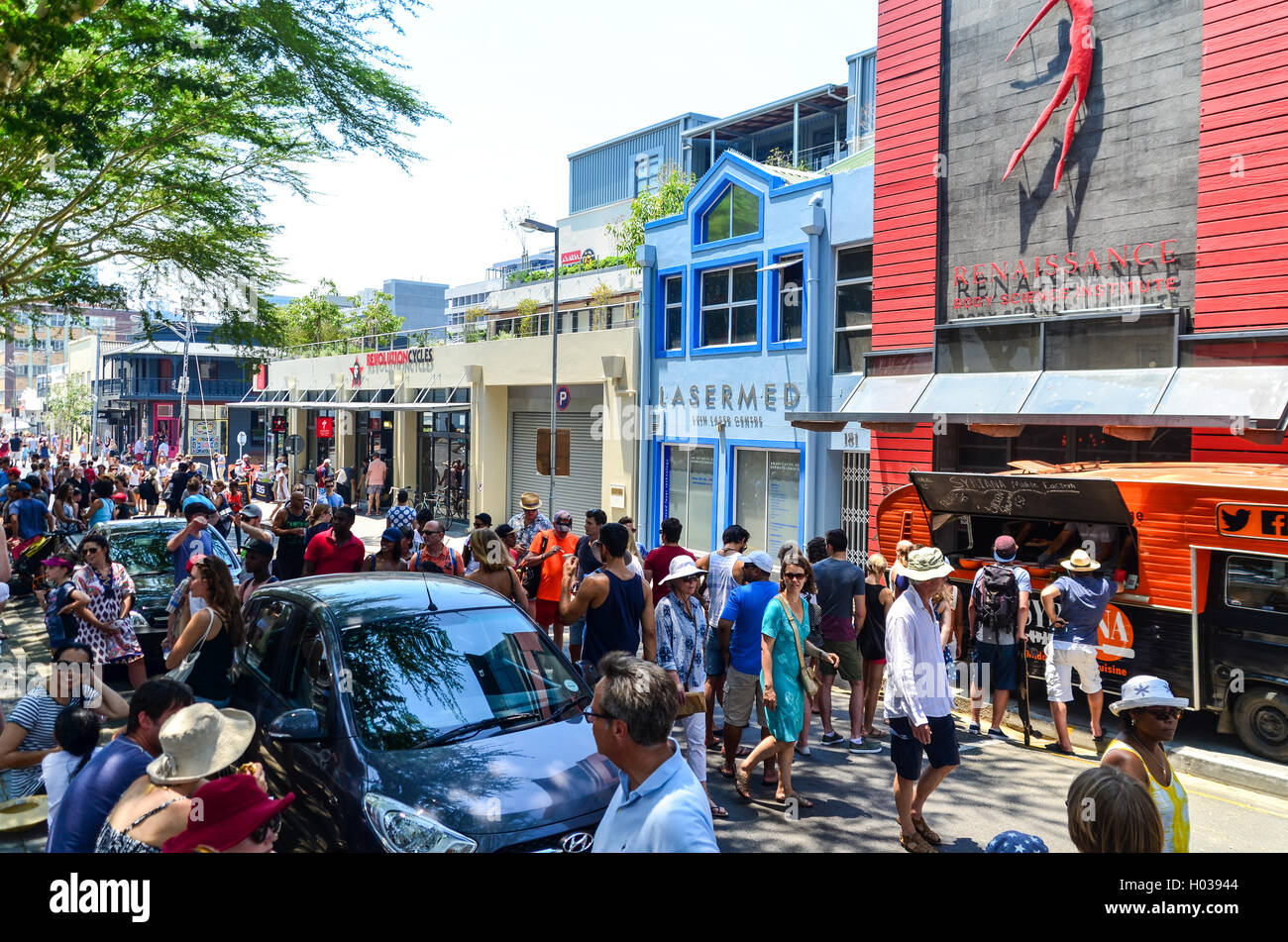 Foule de sud-africains et les touristes sur Bree Street, Cape Town, à l'occasion de la journée du festival de rues Banque D'Images