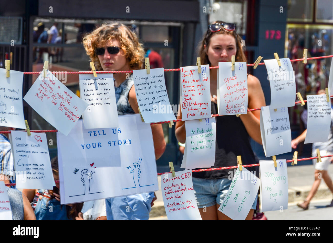 Foule de sud-africains et les touristes sur Bree Street, Cape Town, à l'occasion de la journée du festival de rues Banque D'Images