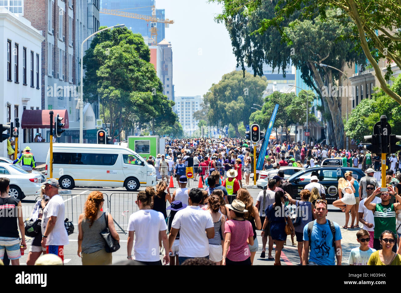 Foule de sud-africains et les touristes sur Bree Street, Cape Town, à l'occasion de la journée du festival de rues Banque D'Images