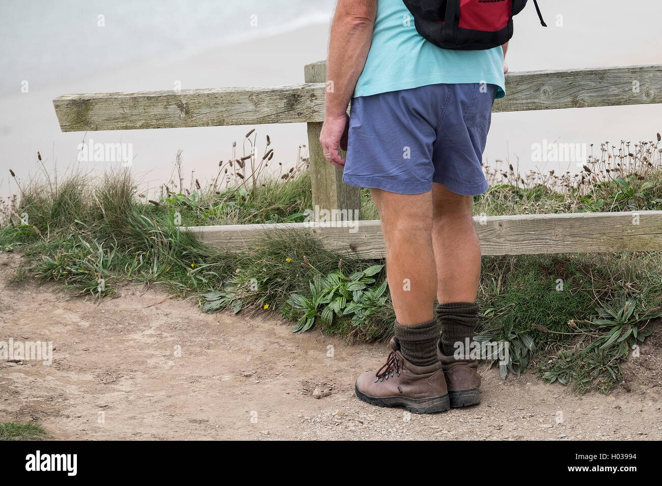 Un walker prend une pause sur le chemin côtier du sud-ouest dans la région de Cornwall. Banque D'Images