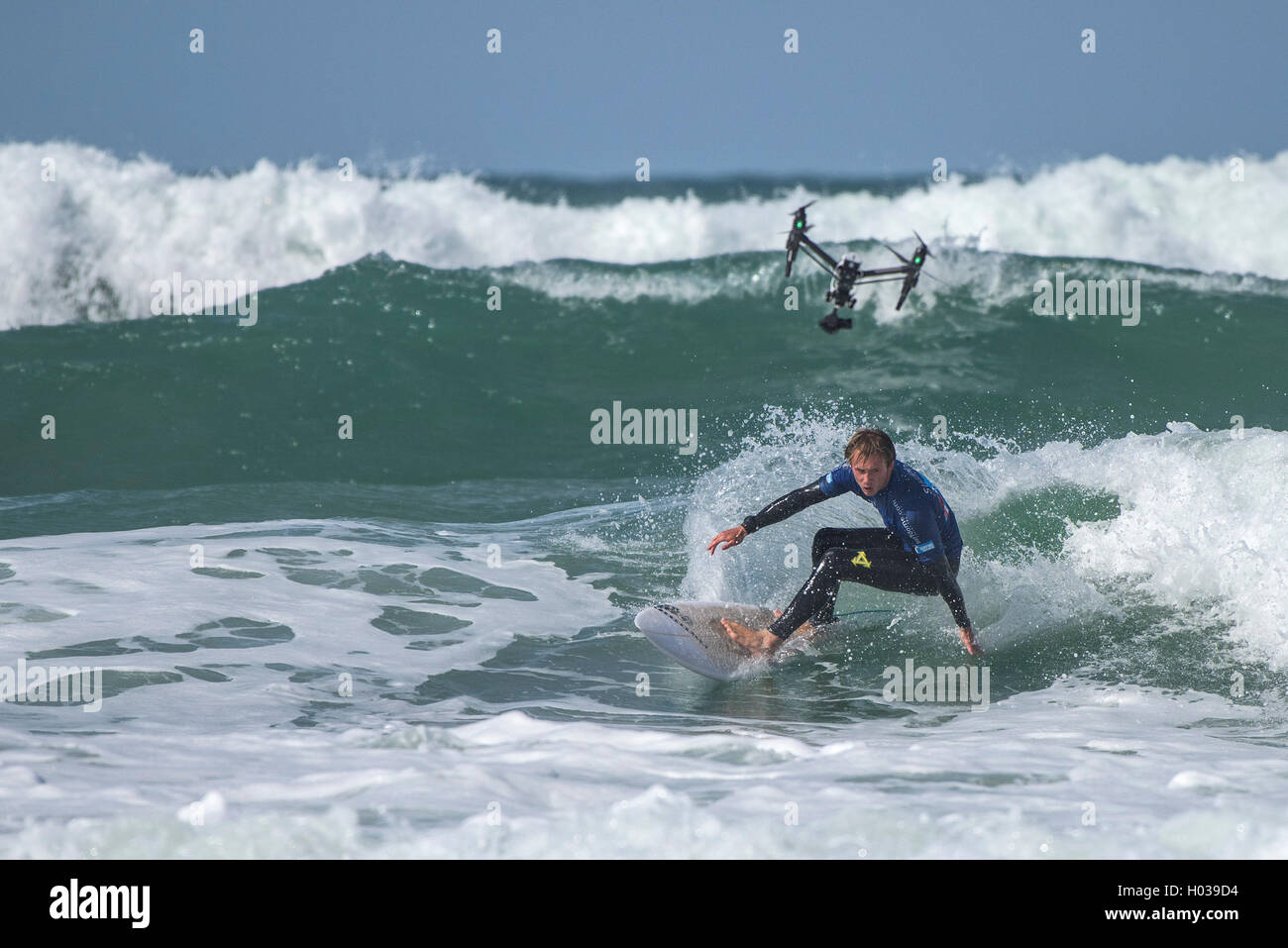 Un bourdon de filmer un surfeur en action à la plage de Fistral, Newquay en Cornouailles. UK. Banque D'Images