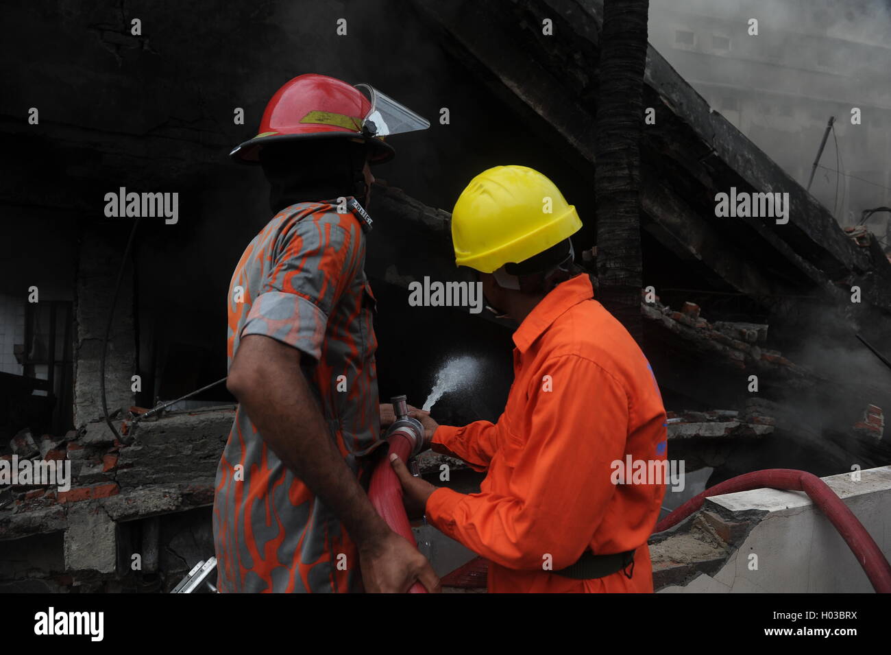 Les pompiers travaillent d'éteindre un incendie dans une usine d'emballage en Tampaco Tongi zone industrielle de Dhaka, Bangladesh. Banque D'Images