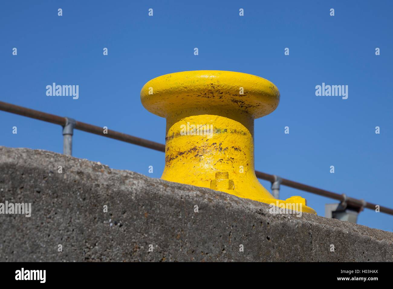 Le port jaune taquet, New Grimsby, Penzance, Cornwall, Angleterre. Banque D'Images