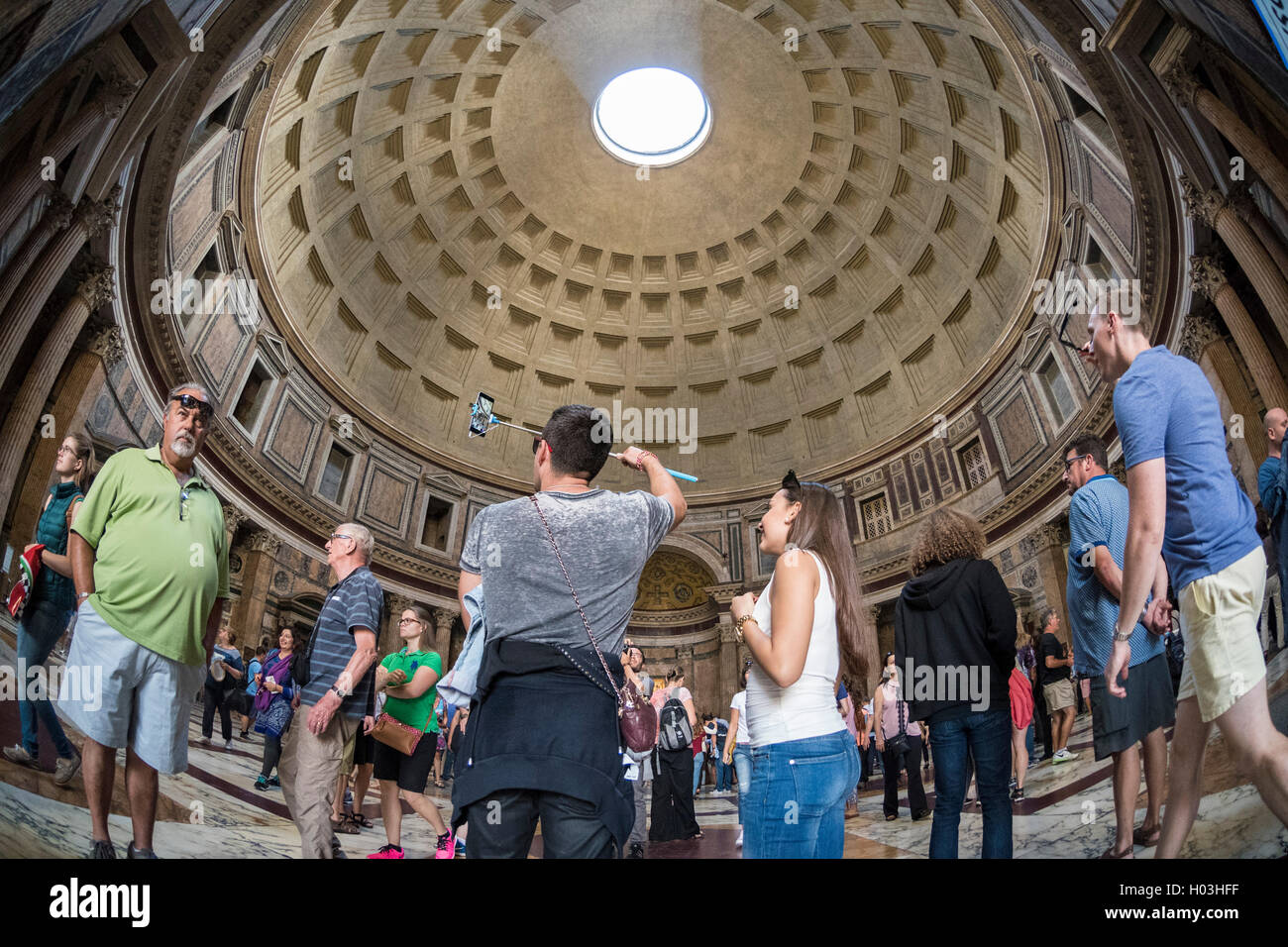 Rome. L'Italie. Les touristes au Panthéon. Banque D'Images