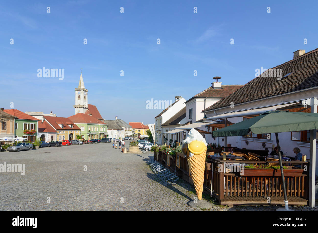 Rouille : Rathausplatz (place principale), l'église catholique, restaurant, lac (lac de Neusiedl), Burgenland, Autriche Banque D'Images