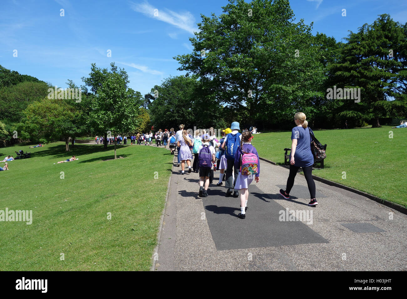 Groupe d'enfants de l'école marche à travers le parc du château de Colchester, Essex, journée d'été Banque D'Images