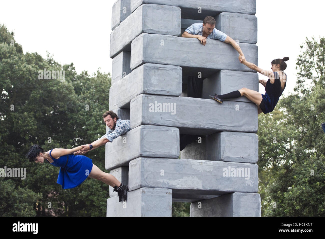 Danse de rue de bloc d'acrobat Banque D'Images