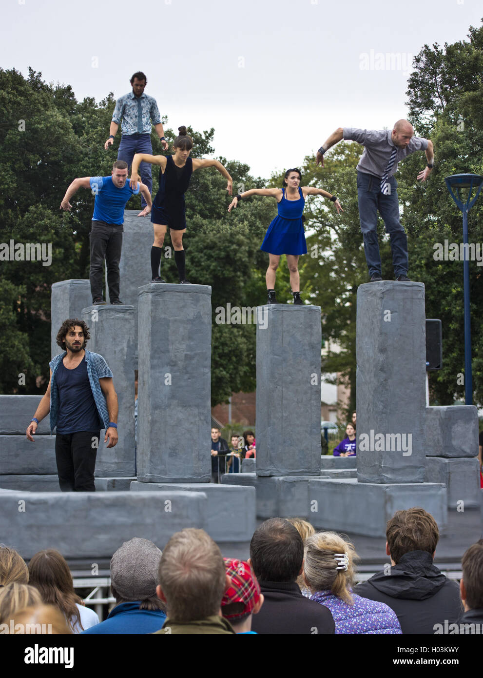 Danse de rue de bloc d'acrobat Banque D'Images