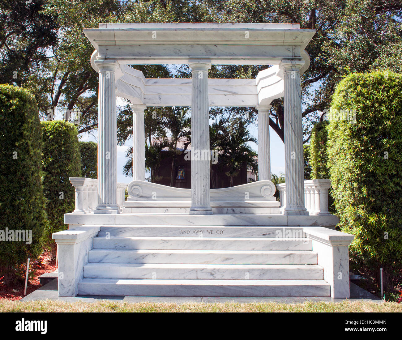 Le mausolée de Jackie Gleason à Miami, en Floride, rend hommage à l’artiste légendaire avec un lieu de repos serein et un design simple et élégant. Banque D'Images Le mausolée de Jackie Gleason à Miami, en Floride, rend hommage à l’artiste légendaire avec un lieu de repos serein et un design simple et élégant. Banque D'Images