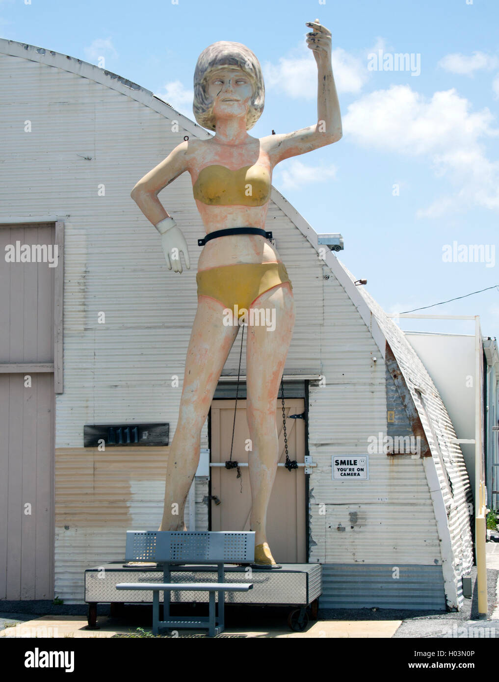 Statue d'Uniroyal Gal à Bradenton, en Floride, un morceau accrocheur d'Americana au bord de la route et un kitsch nostalgique en fibre de verre. Banque D'Images