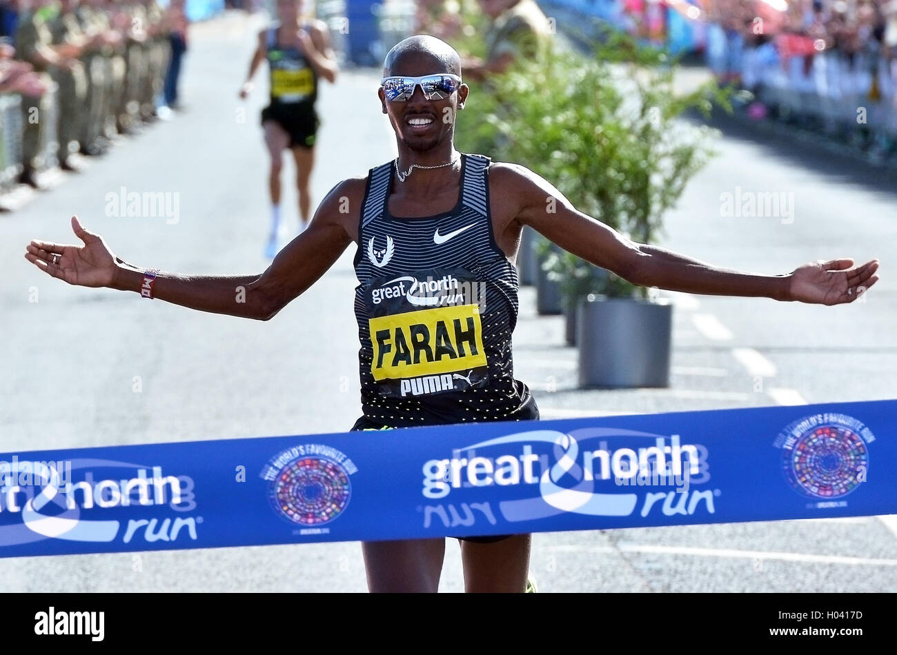 Farha Mo franchir la ligne en premier lieu à la Great North Run 2016. Comme Mo obtient à l'Farha bande avant qu'il fait sa mo bot. Banque D'Images