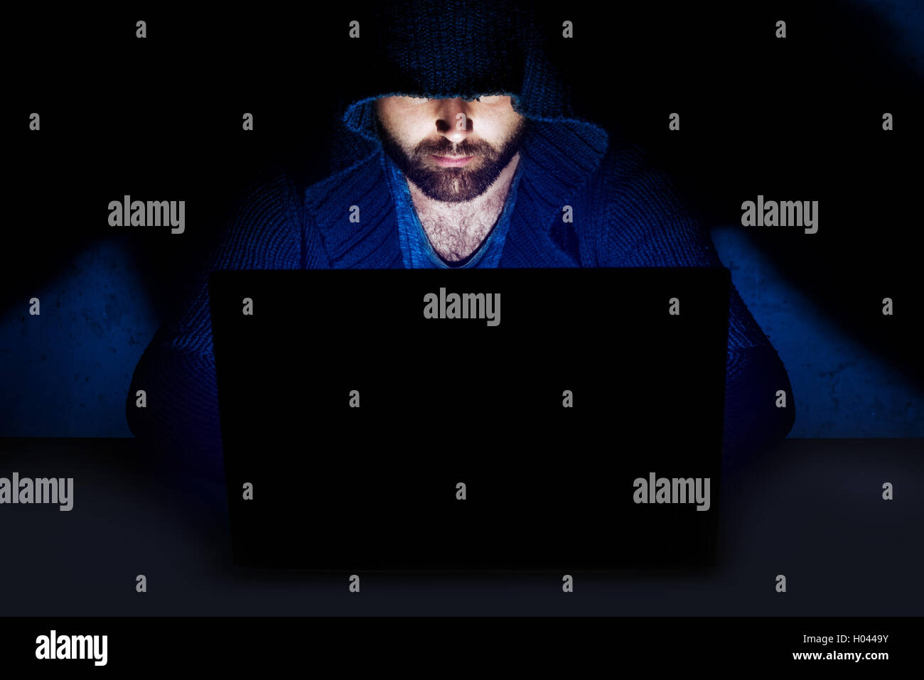 L'homme travaillant à l'ordinateur dans une pièce sombre Banque D'Images