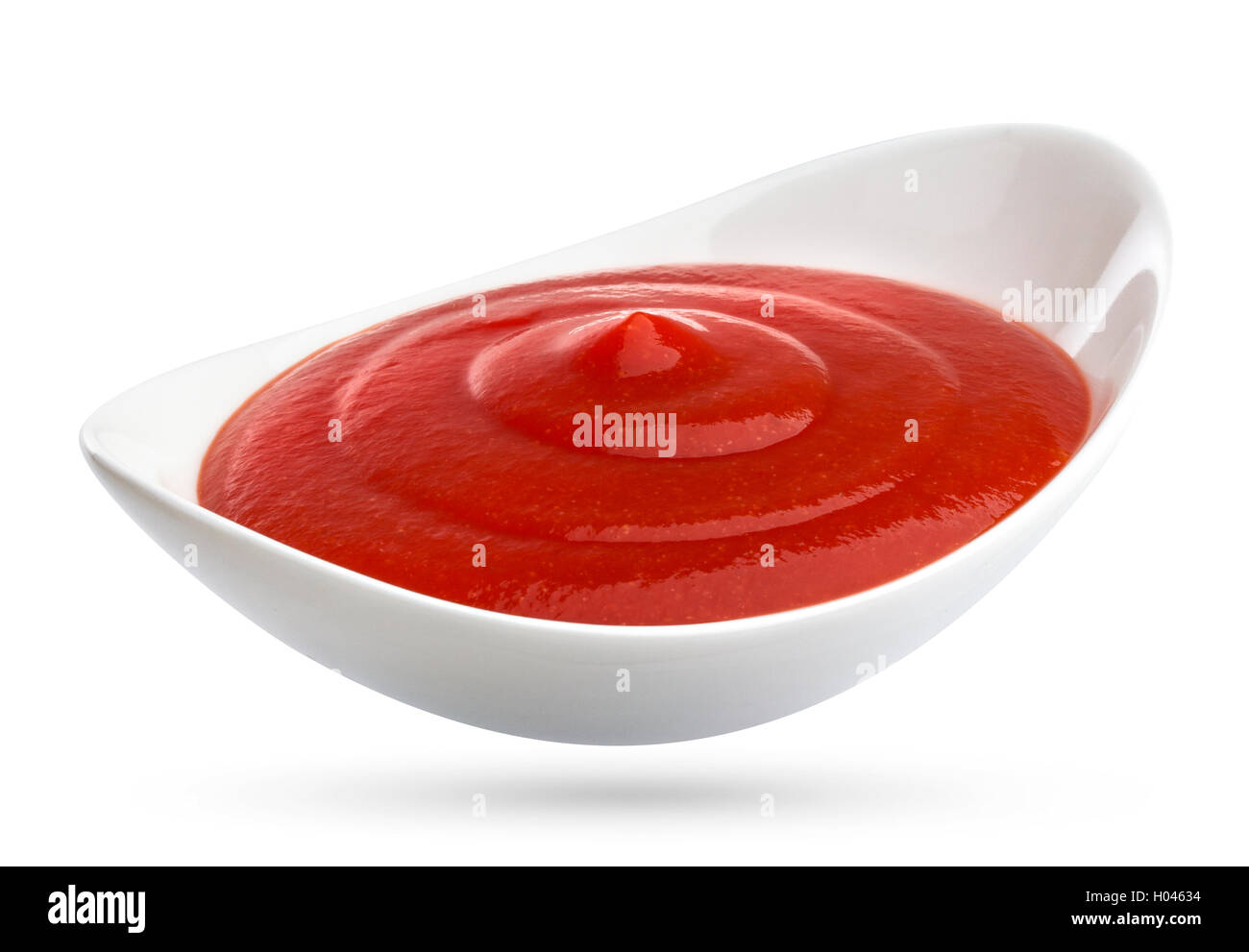 Le ketchup isolé sur fond blanc. Partie de la sauce tomate. Banque D'Images