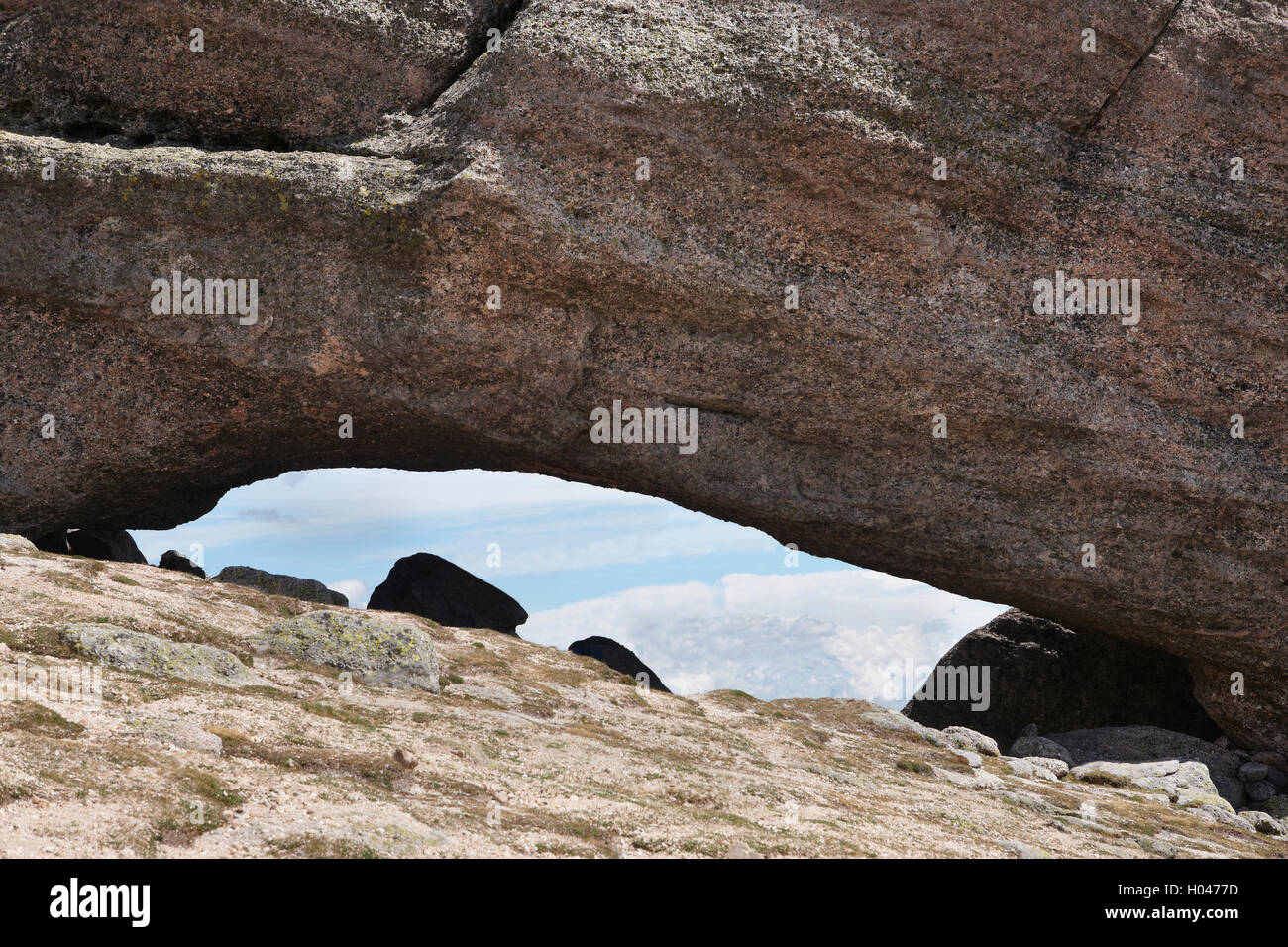 Voûte en pierre naturelle à Soria. Picos de Urbión. L'Espagne. L'horizontale Banque D'Images