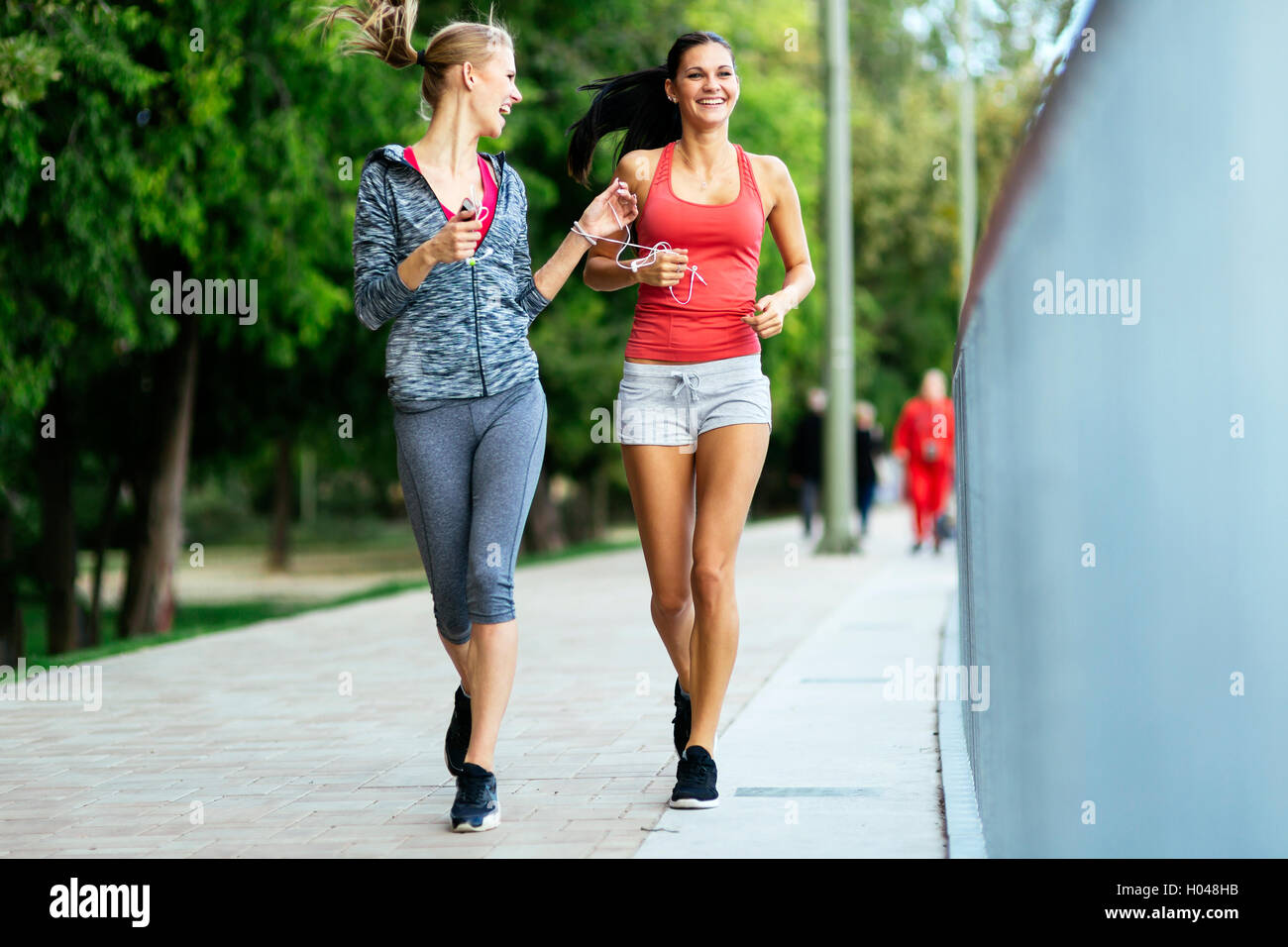 La femme le jogging à l'extérieur et un mode de vie sain Banque D'Images