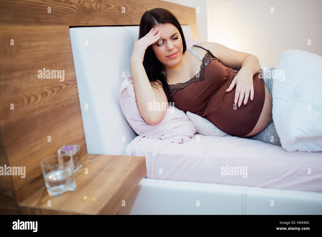 Belle femme enceinte aux prises avec des maux de tête et de repos Banque D'Images
