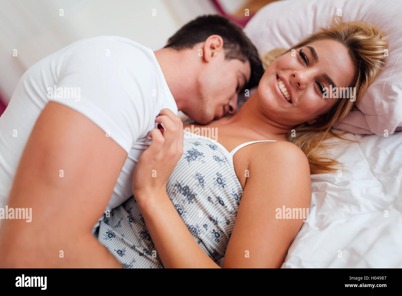 Beau couple amoureux au lit étant sensuelle Photo Stock - Alamy