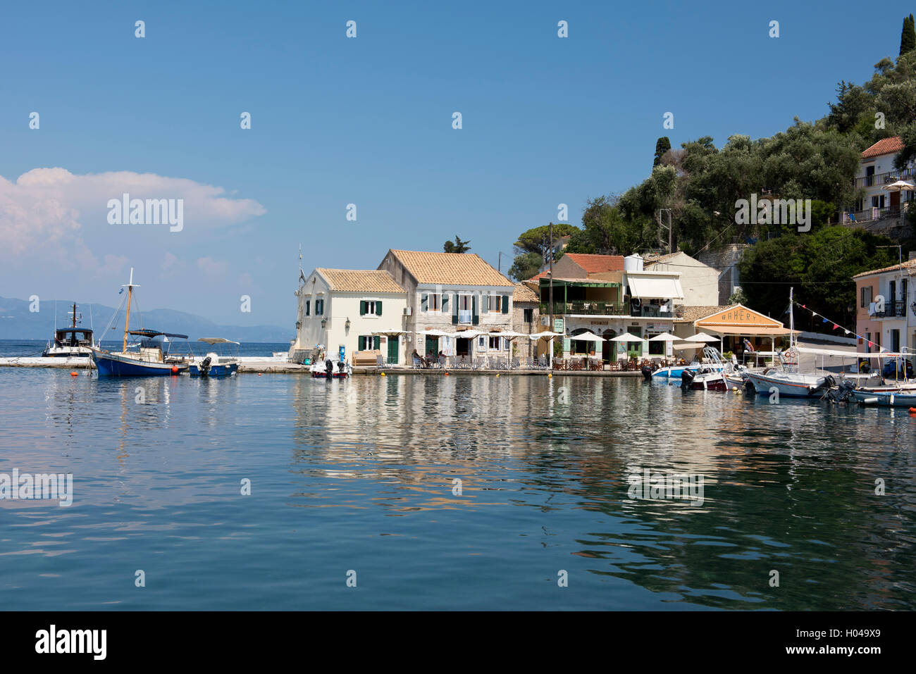 Le port pittoresque de Loggos sur la côte est de Paxos, îles Ioniennes, îles grecques, Grèce, Europe Banque D'Images