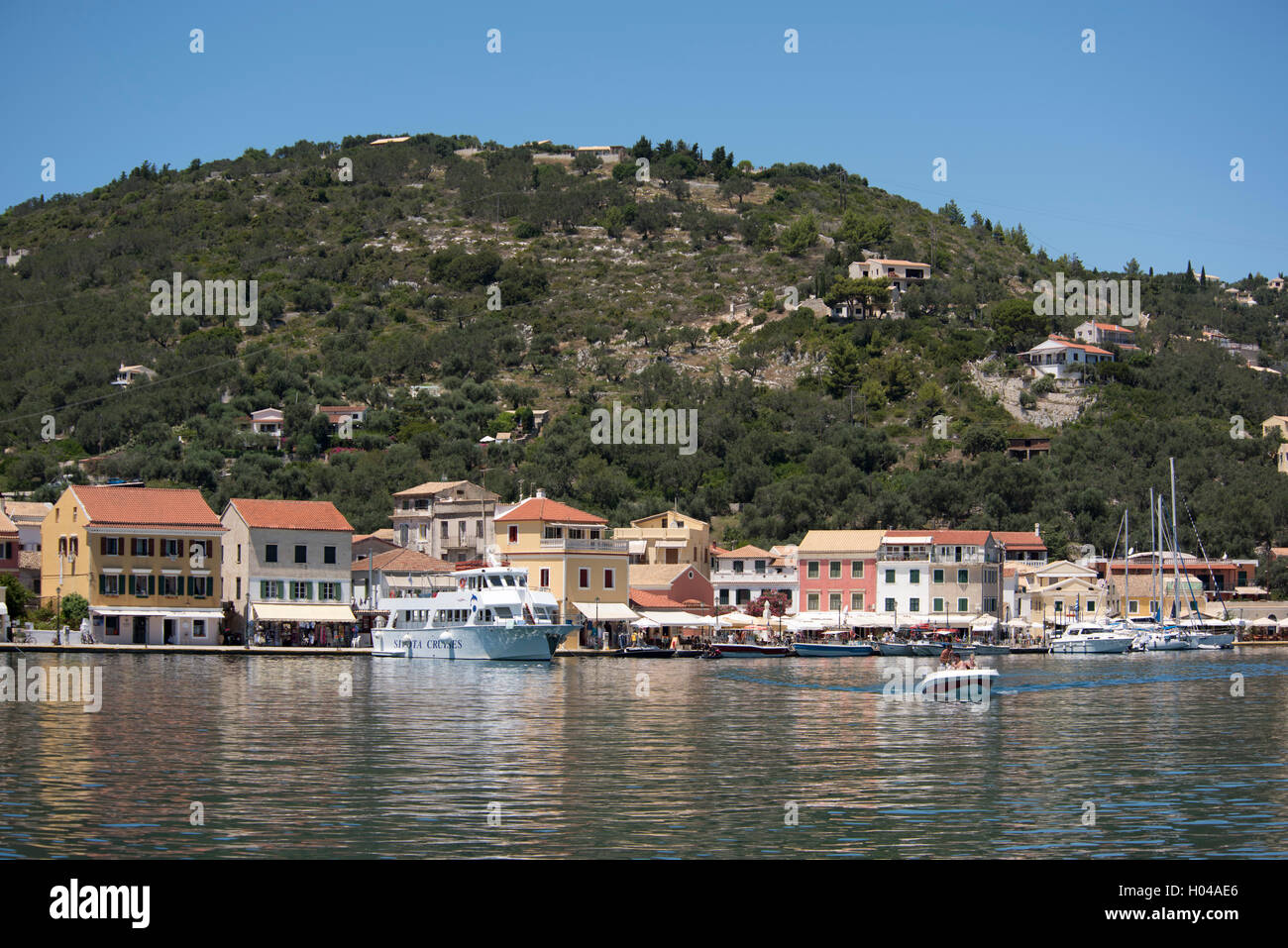 Un hors-bord dans Bancasan Harbour sur l'île de Paxos, îles Ioniennes, îles grecques, Grèce, Europe Banque D'Images