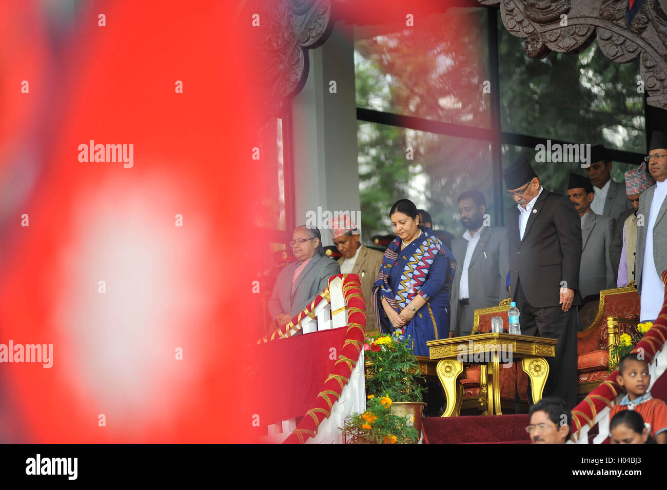 Katmandou, Népal. 19 Sep, 2016. (L-R) en chef de l'armée, le général Rajendra Chhetri, juge en chef Sushila Karki, président Bidhya Devi Bhandari, Premier Ministre du Népal Pushpa Kamal Dahal se lever et baisser la tête pour une minute de silence à la mémoire des martyrs qui ont perdu leur vie dans la lutte pour la démocratie et la république pendant la célébration du premier anniversaire de la Journée de la Constitution à l'armée népalaise Pavilion, Tundikhel, Katmandou, Népal le lundi 19 septembre, 2016. Credit : Narayan Maharjan/Pacific Press/Alamy Live News Banque D'Images