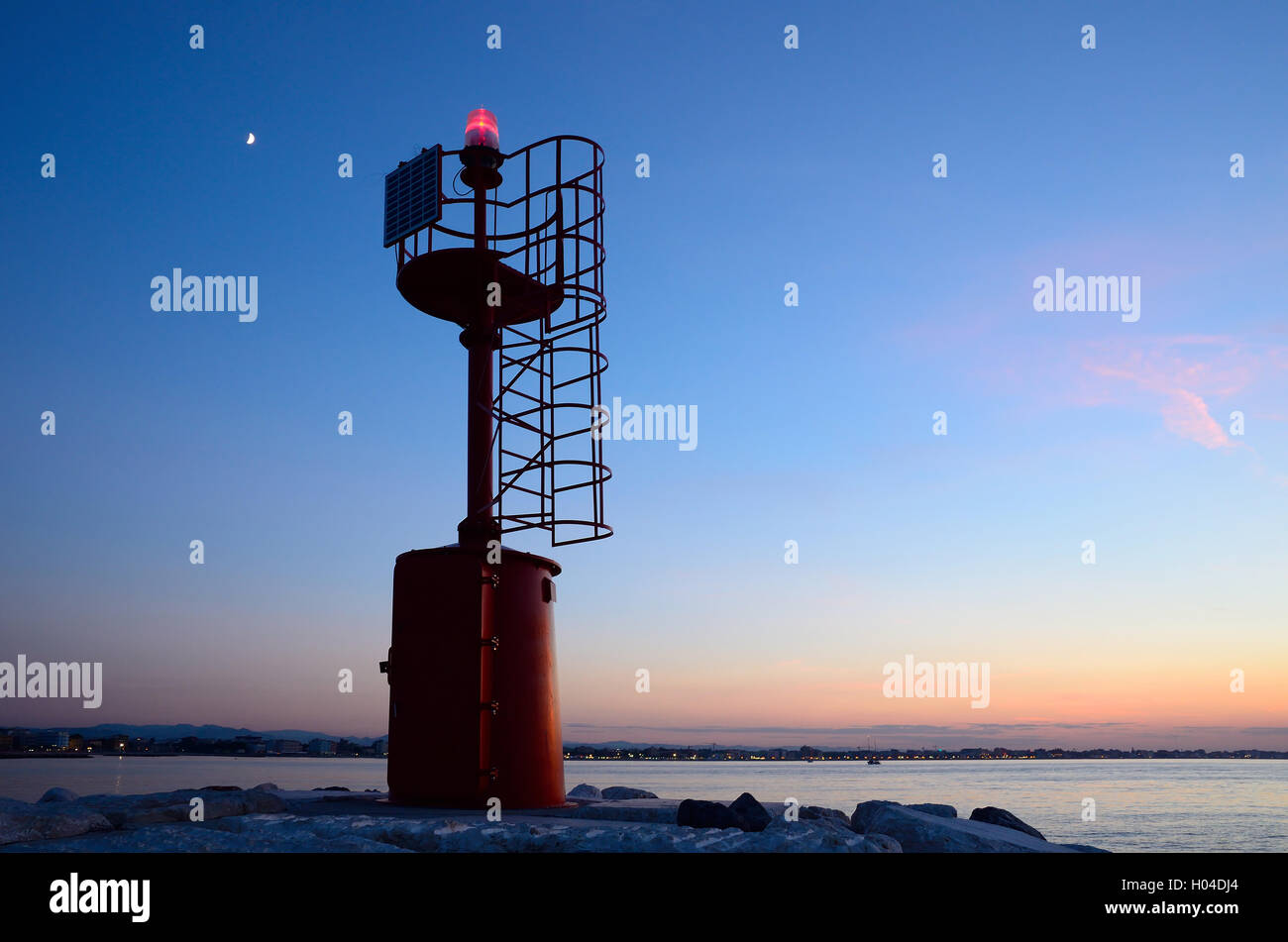 Le phare sur la jetée à Rimini,Italie,au coucher du soleil Banque D'Images