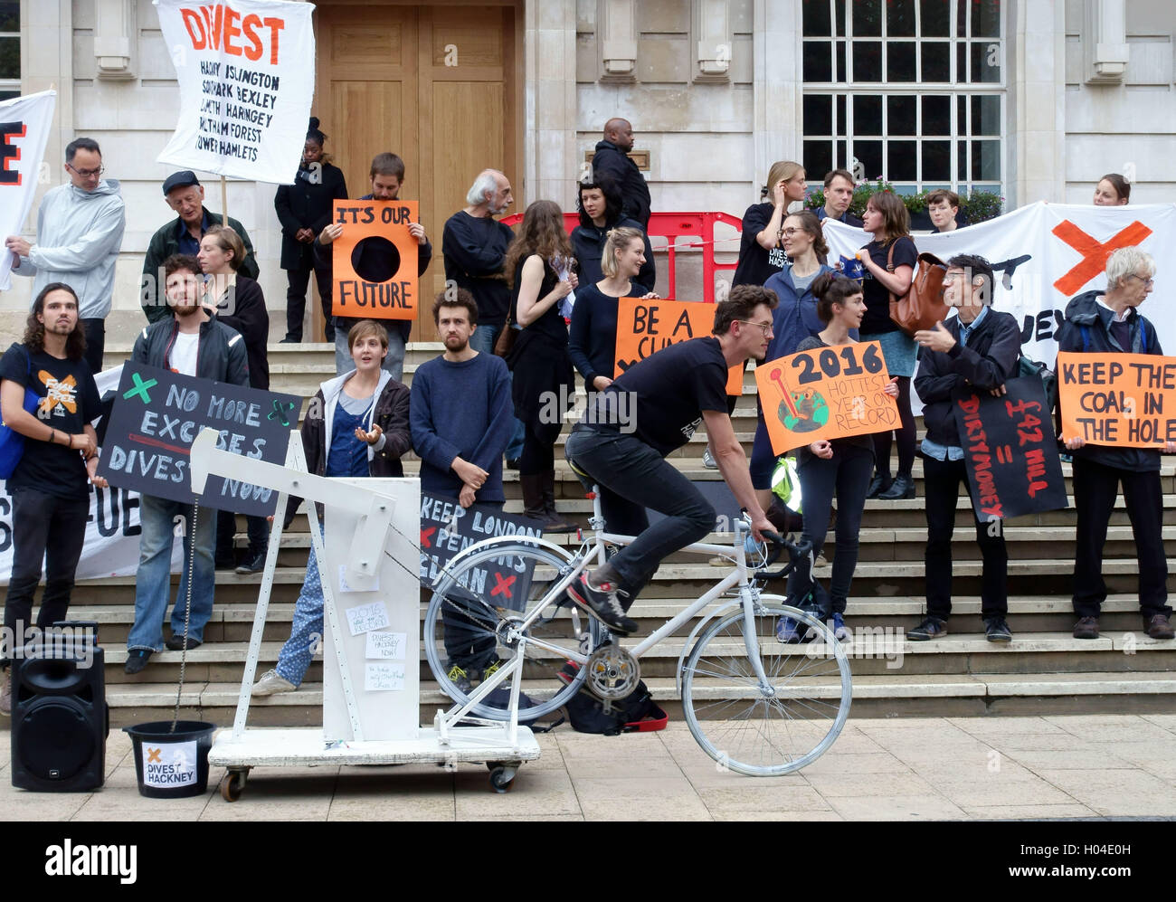 Le changement climatique protestataires manifester contre l'utilisation de combustibles fossiles à l'extérieur de ville de Hackney, Londres Banque D'Images