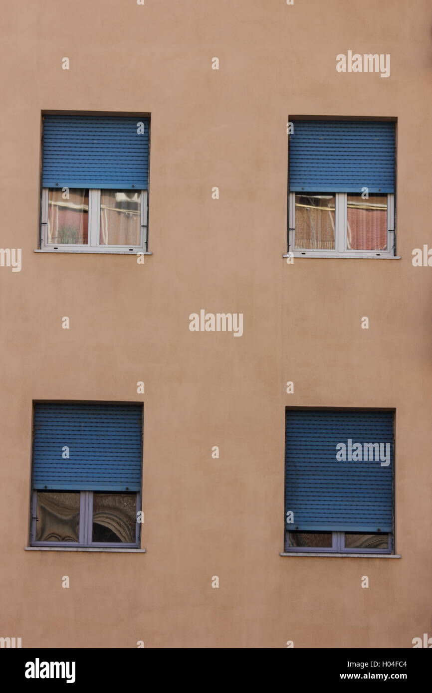 Volets bleu clair rose sur bâtiment, volets roulants, bâtiment, mur avec windows, Rome, Roma Banque D'Images