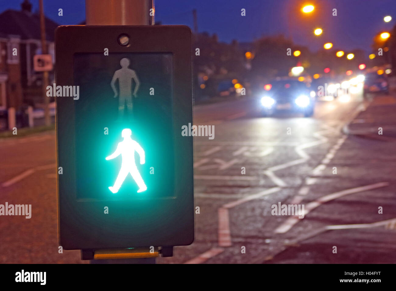 Pelican Crossing avec green man, dangereux de traverser, England, UK Banque D'Images