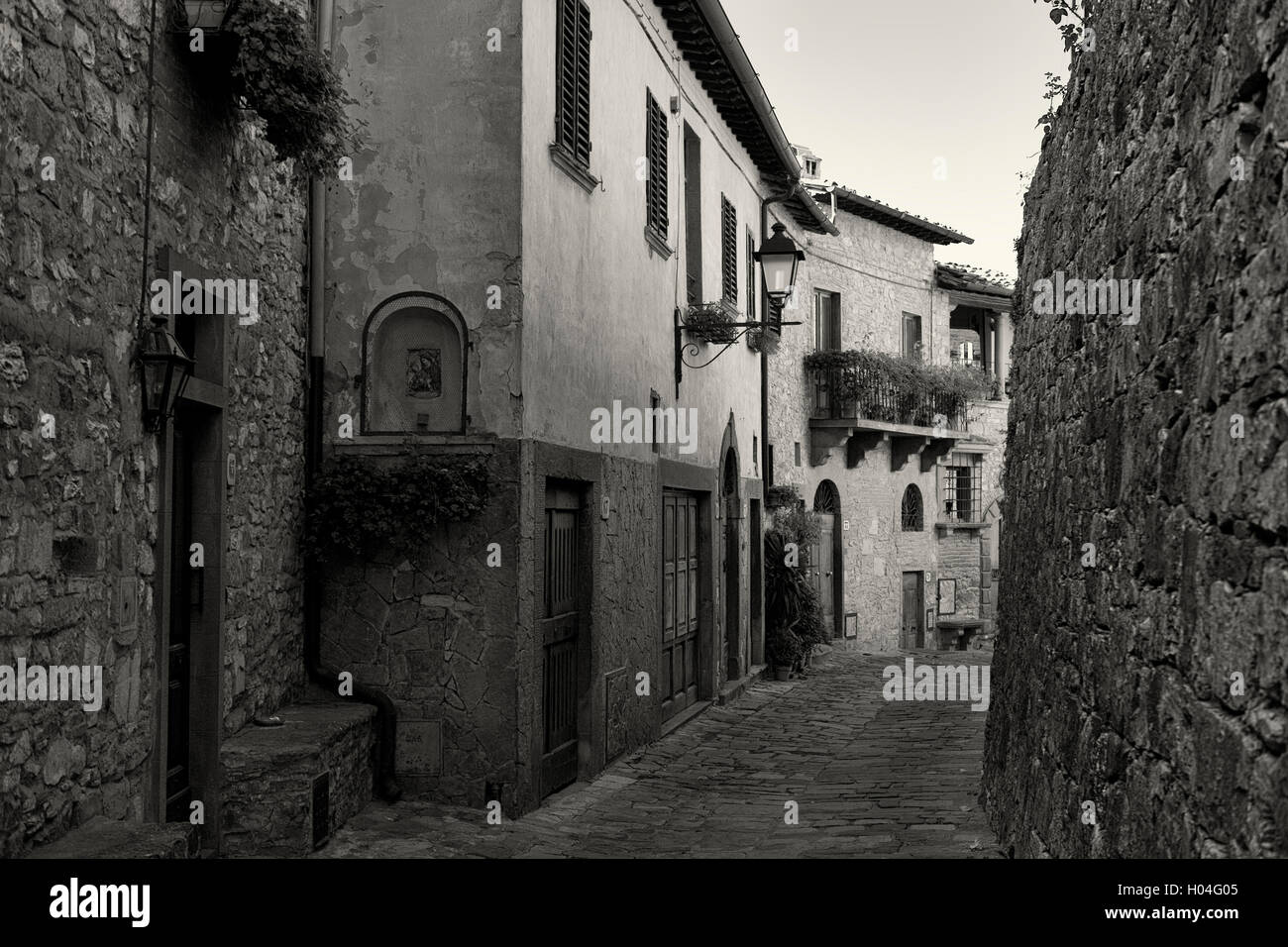 Une rue déserte à l'heure de la sieste, Montefioralle, Toscane, Italie Banque D'Images