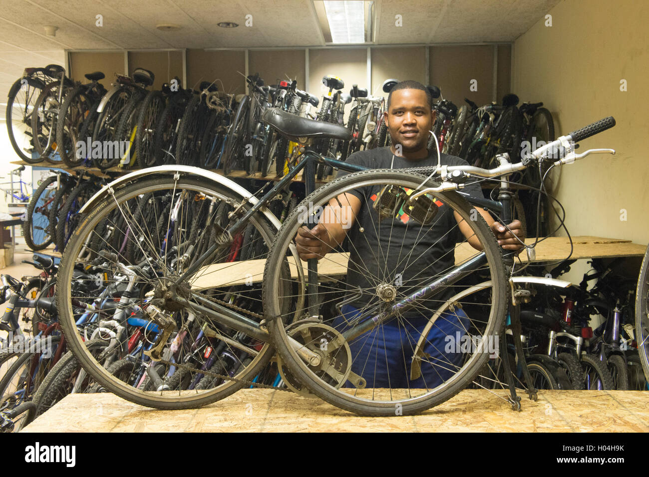 Vélos en afrique Banque de photographies et d'images à haute résolution -  Alamy