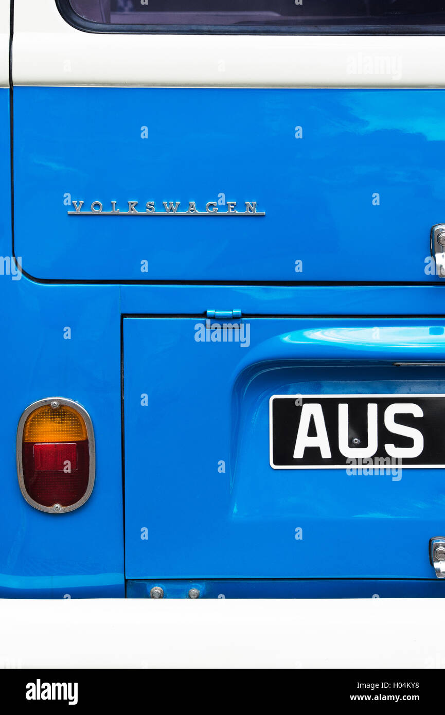 Le camping-car Volkswagen bleue fin arrière Banque D'Images