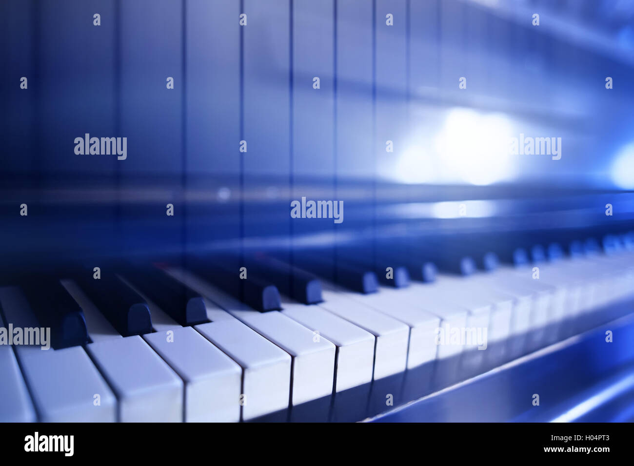 Image abstraite avec l'ancien clavier de piano. Selective focus, stylisé en couleurs bleu Banque D'Images